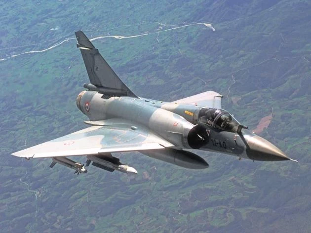 Mirage 2000 εν δράσει: Εντυπωσιακά και ευέλικτα τα μαχητικά της Dassault (Βίντεο)